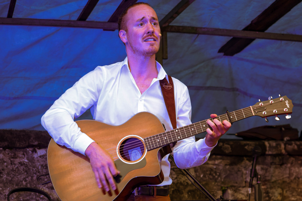 Aaron Wälchli Singer Songwriter Schweiz buchen Konzert Hochzeit